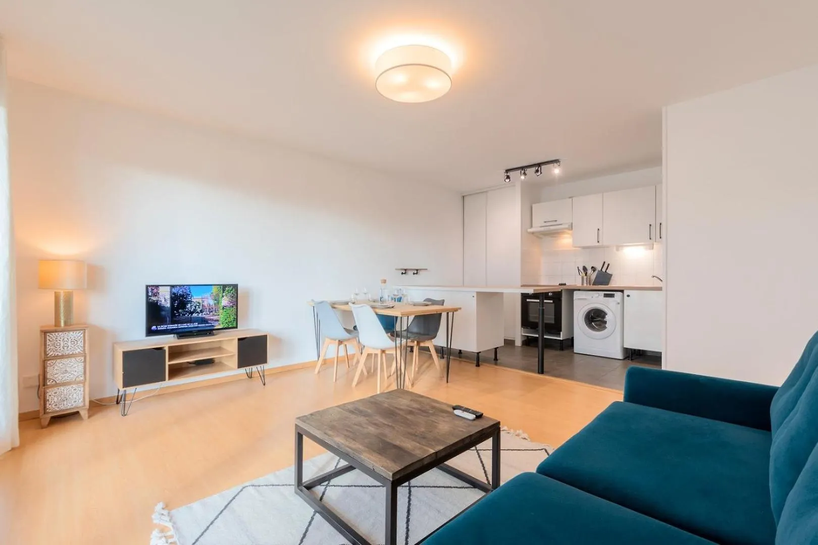 Spacious Apartment With Parking And Balcony! Rijsel Frankrijk