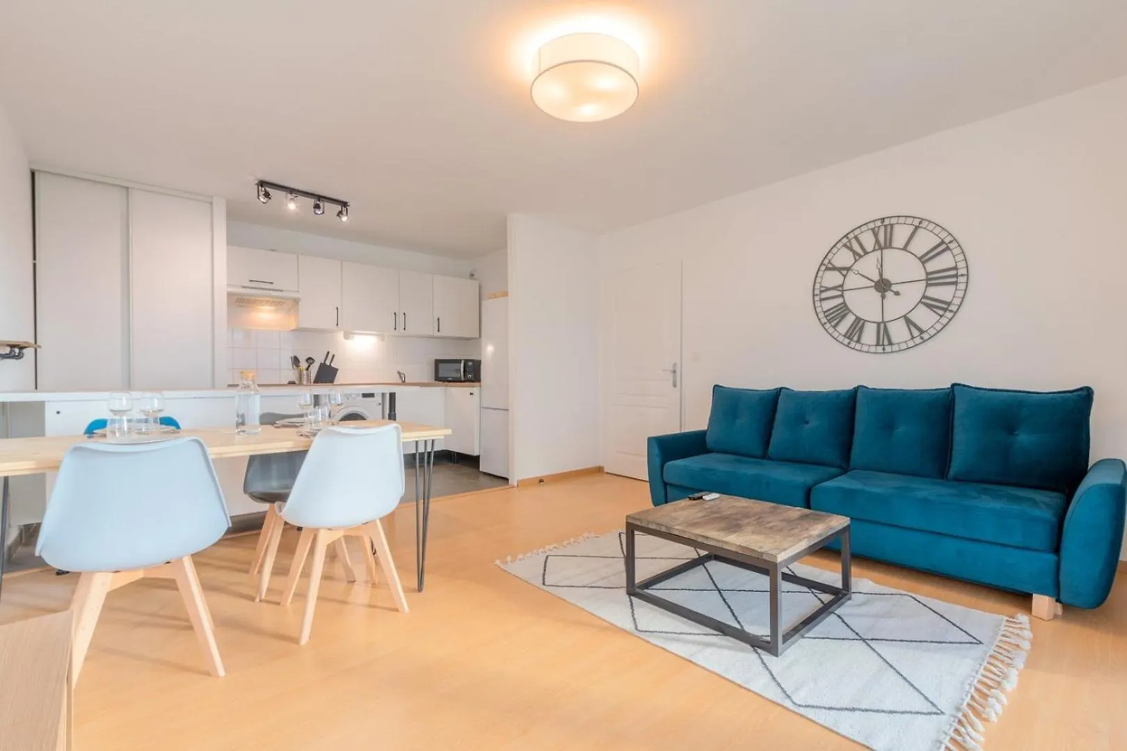 Spacious Apartment With Parking And Balcony! Rijsel Frankrijk